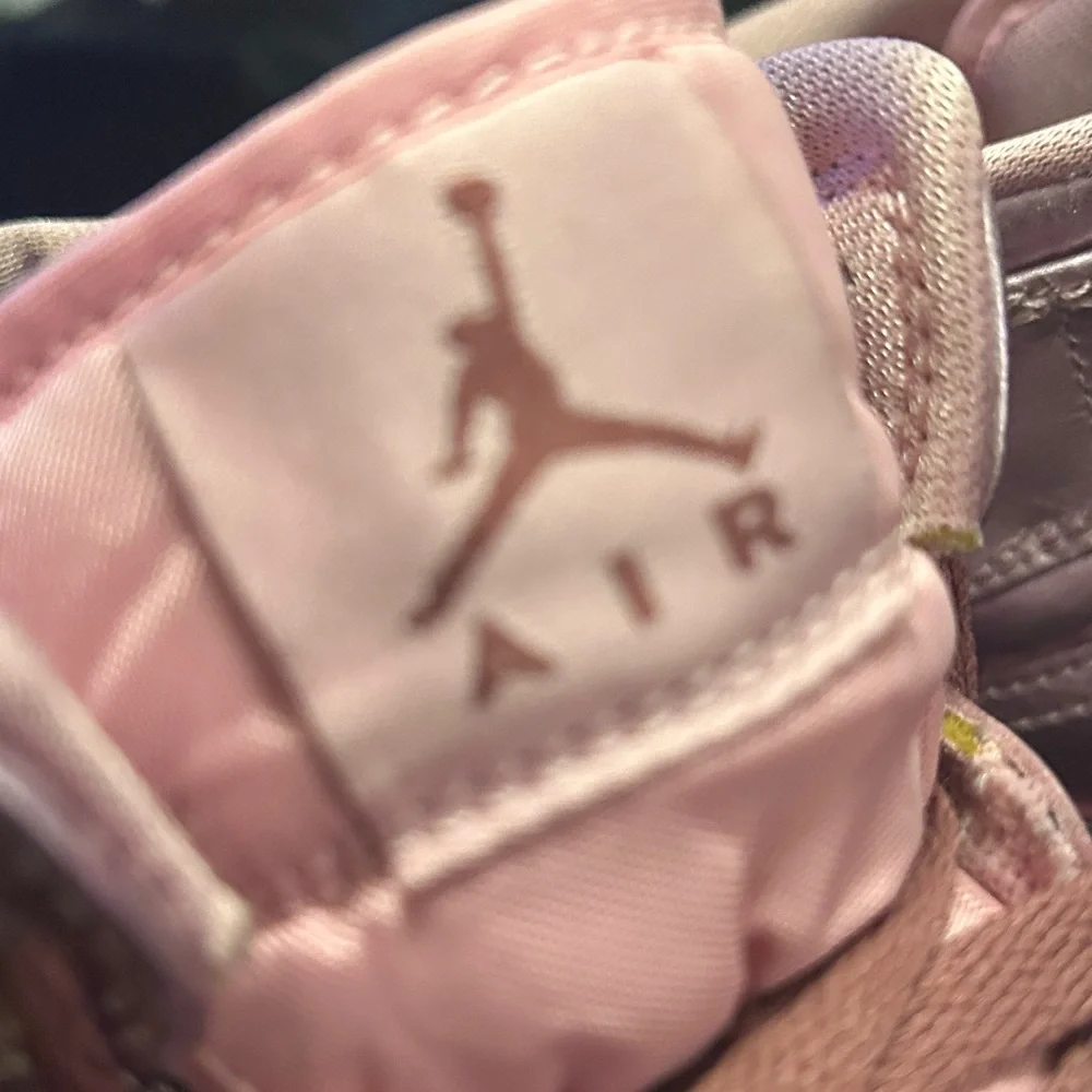 Air Jordan 1 Mid SE GS 'Metallic Pink Rose' Sz 8Y Big Kids HTF sz